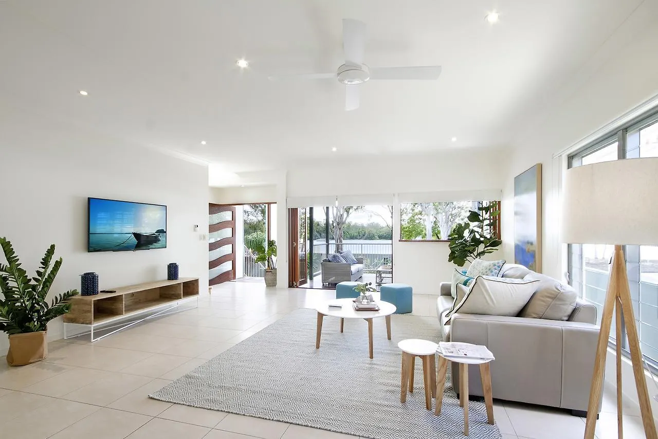 Tranquil & Modern Riverside Getaway Noosaville Holiday home