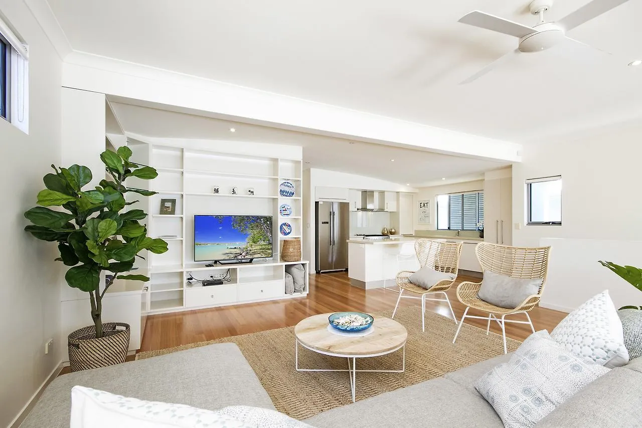 Tranquil & Modern Riverside Getaway Noosaville