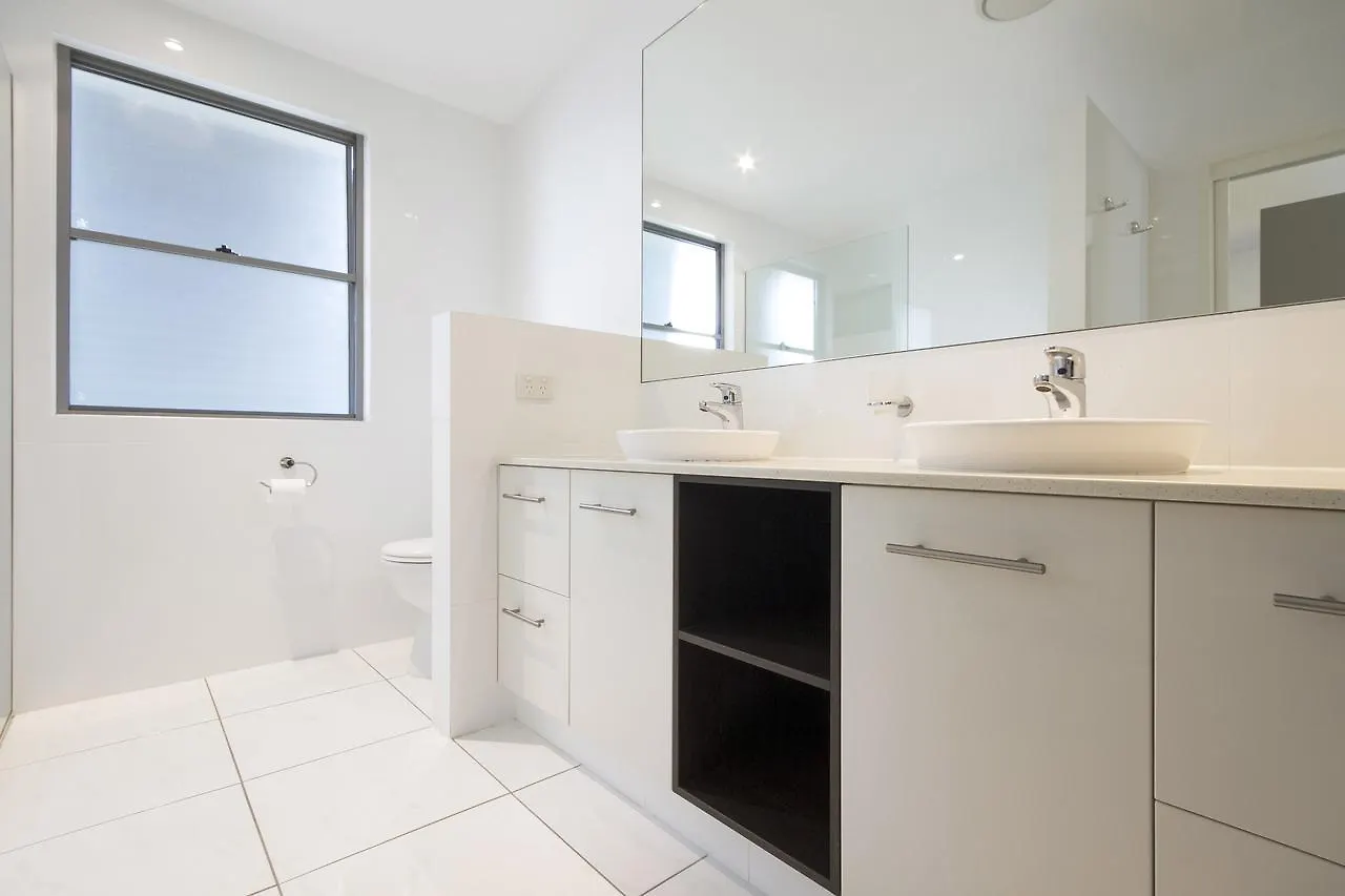 Tranquil & Modern Riverside Getaway Noosaville 0*,