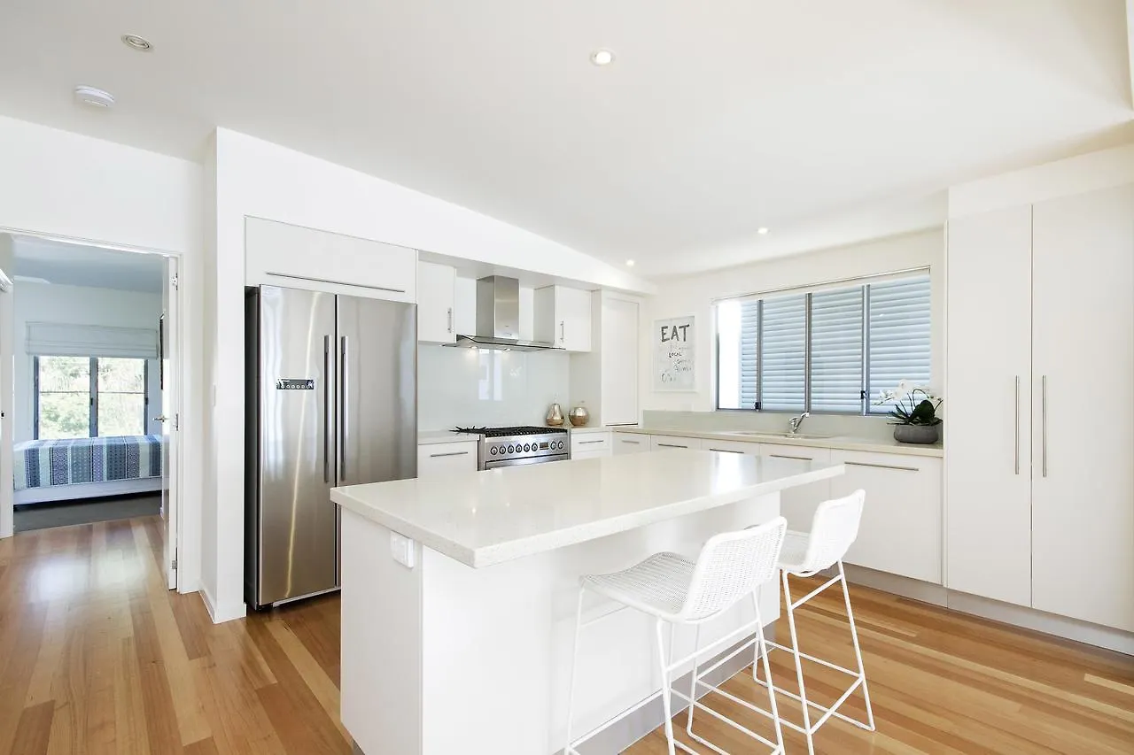 Tranquil & Modern Riverside Getaway Noosaville Holiday home